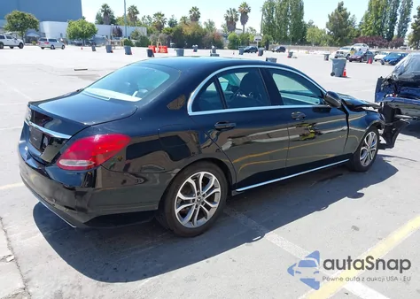 2018 Mercedes-Benz C 300 z USA, uszkodzony, nr VIN 55SWF4JB4JU243764